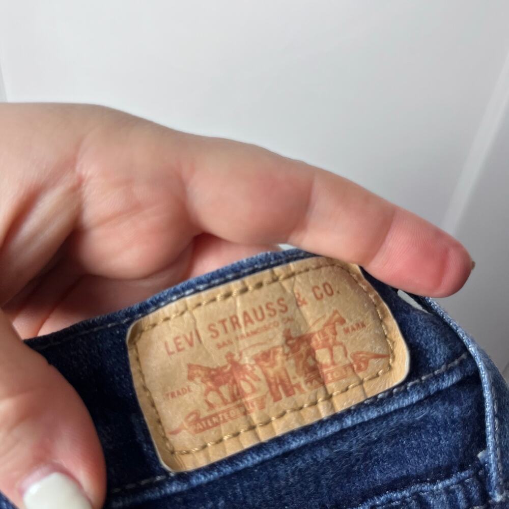 Vintage Levi's Women's Blue Cropped Y2K Denim Capri Pants Jeans Low Rise Size 8 - Picture 5 of 9